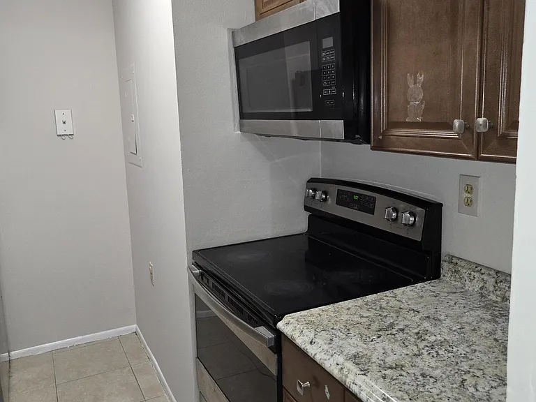 1141 Lake Victoria Dr #H — Photo 8