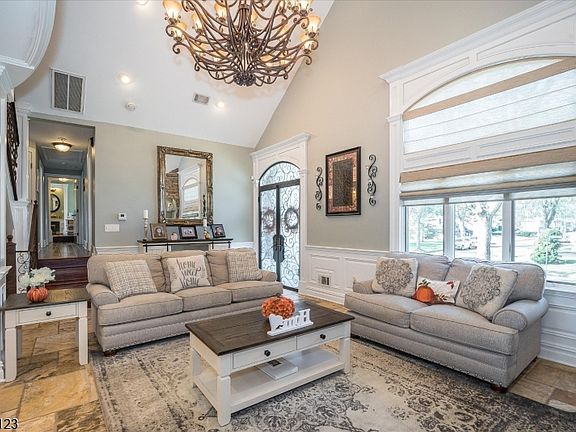 3rd image of 16 Lawrence Rd