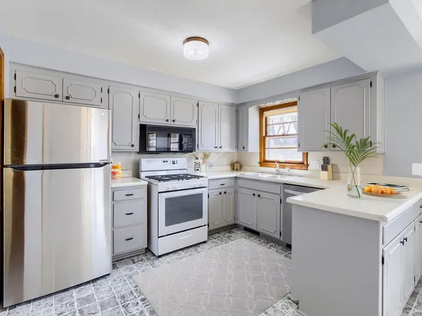 5705 Phoenix St, Golden Valley, MN 55422