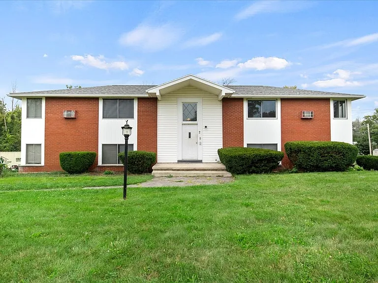 Burke Crest Apartments — Photo 9