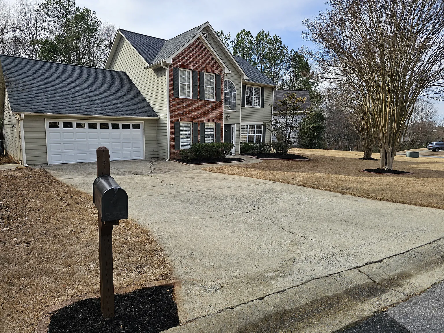 3 bed, 2304 sqft, $2,600 — Photo 3