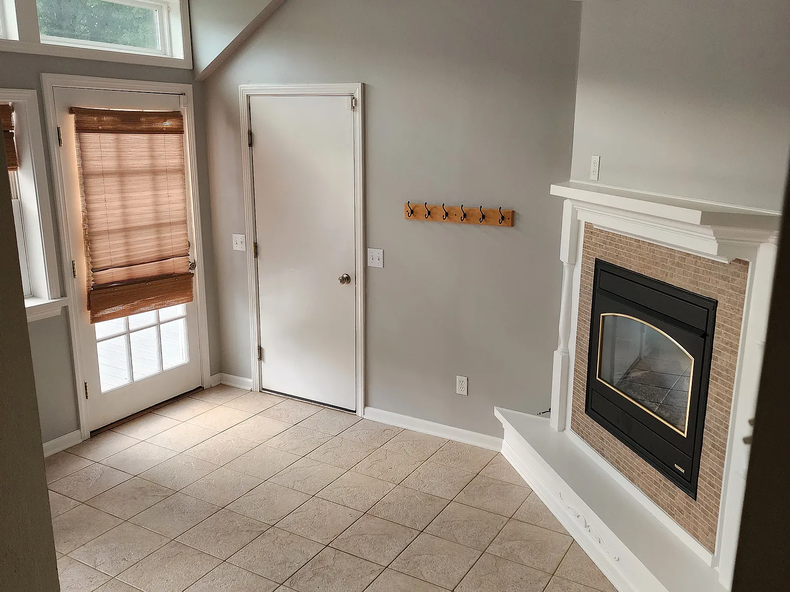 4 bed, 2.5 bath, 2096 sqft, $2,675 — Photo 2