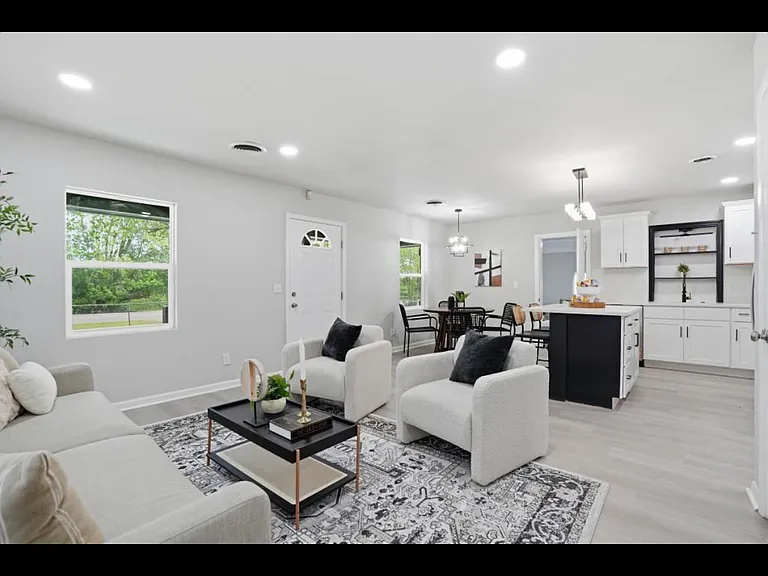 2670 Louise Dr — Photo 1