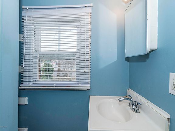 3rd image of 10 S Holly Ave
