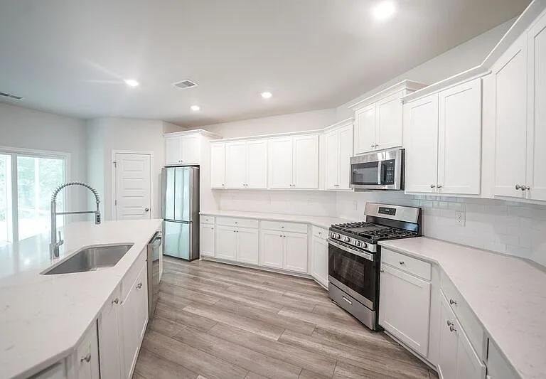 225 Lillian St — Photo 13