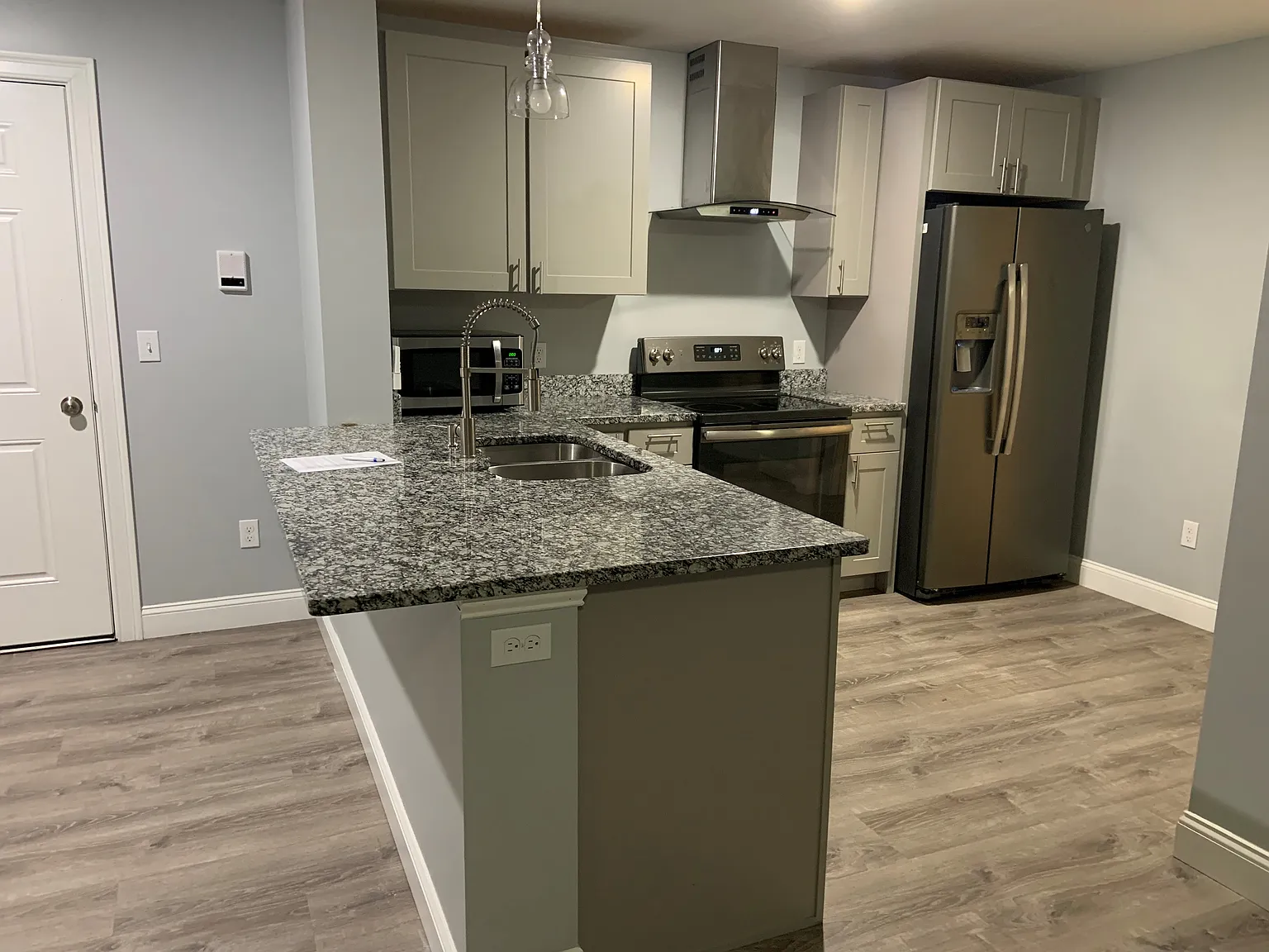 1 bed, 750 sqft, $2,100 — Photo 2