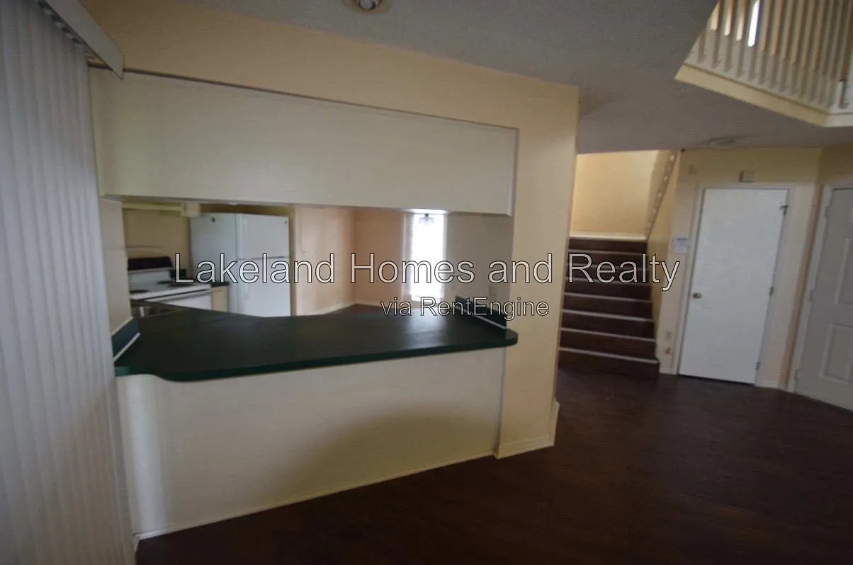 2 bed, 1.5 bath, 1977 sqft, $1,500 — Photo 4
