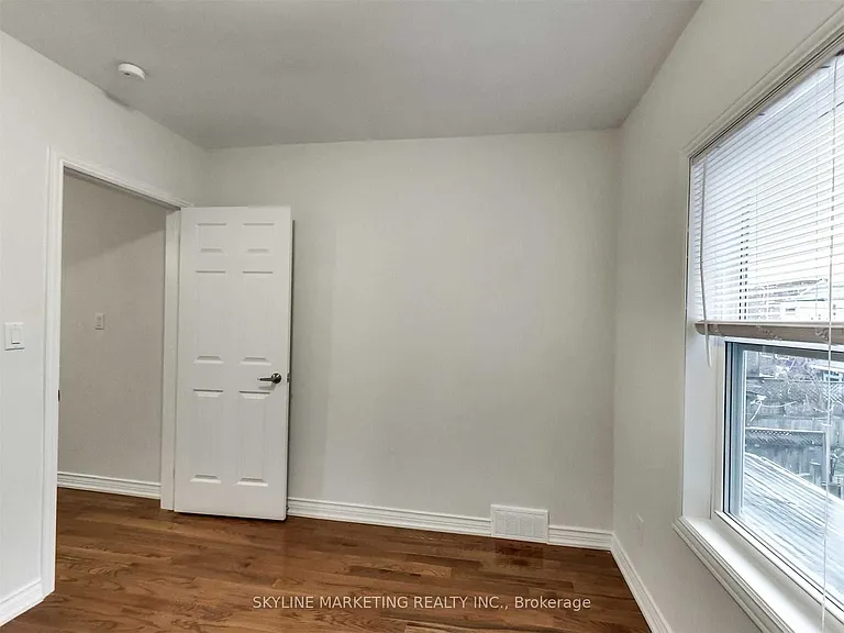 809 Dovercourt Rd #UPPER — Photo 13