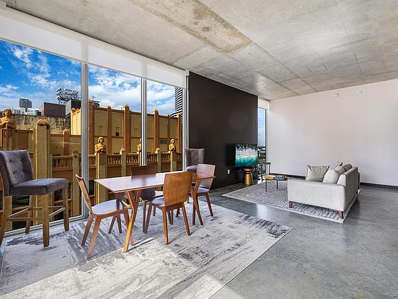 living room/dining area/kitchen