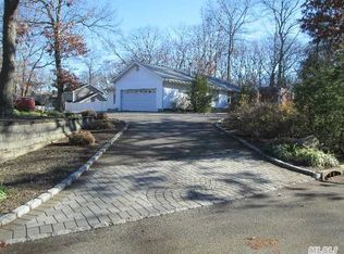 12 Russet Ln, Lake Grove, NY 11755