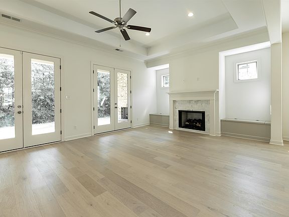 3rd image of 160 Lafayette Crossing Dr