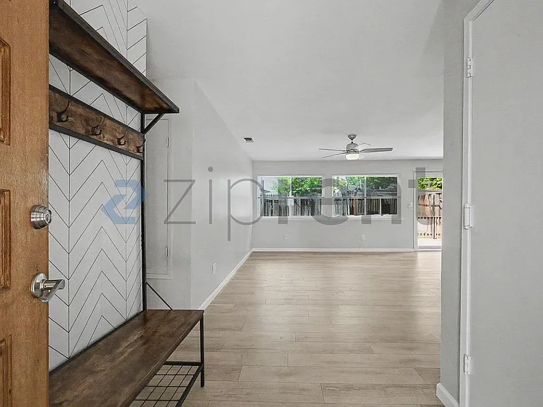 2307 N Cirby Way — Photo 6