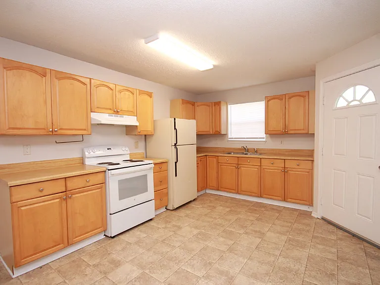 624 N G St — Photo 5