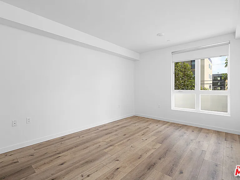 5229 Willowcrest Ave #307 — Photo 27