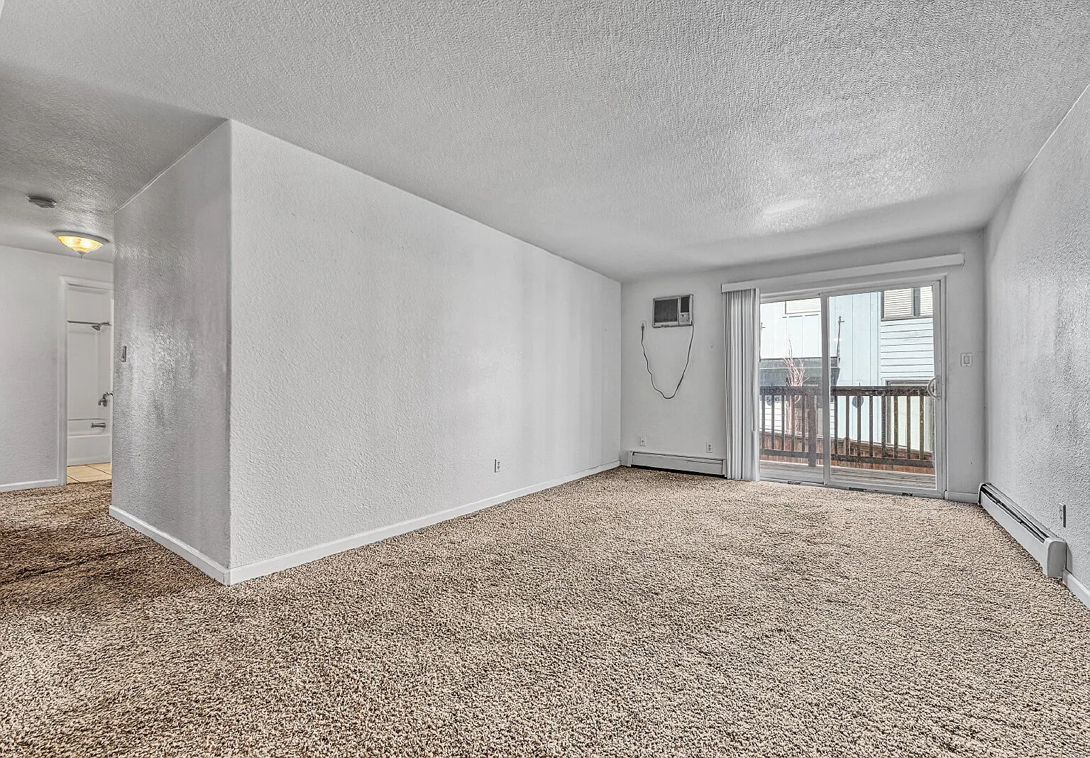 3 bed, 1.0 bath, 985 sqft, $1,596 — Photo 2