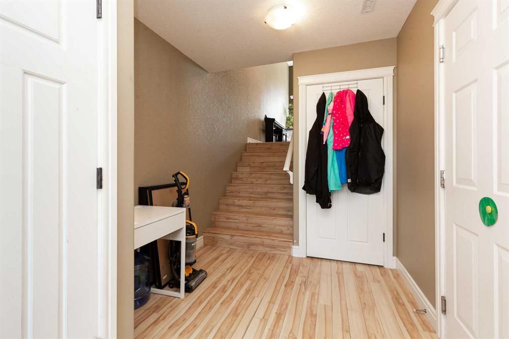 879 E Mount Sundance Mnr W, Lethbridge, AB - View 3