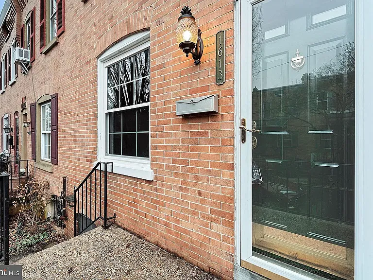1613 Laurel St — Photo 2