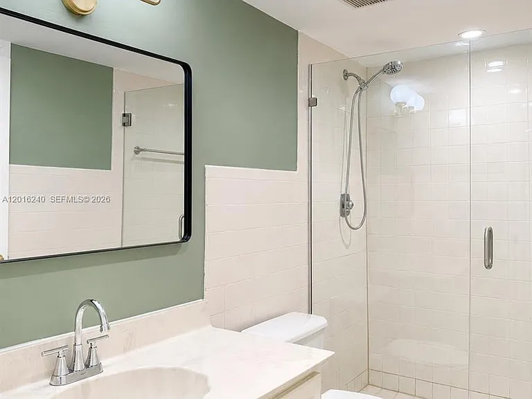 555 NE 30th St #404 — Photo 20