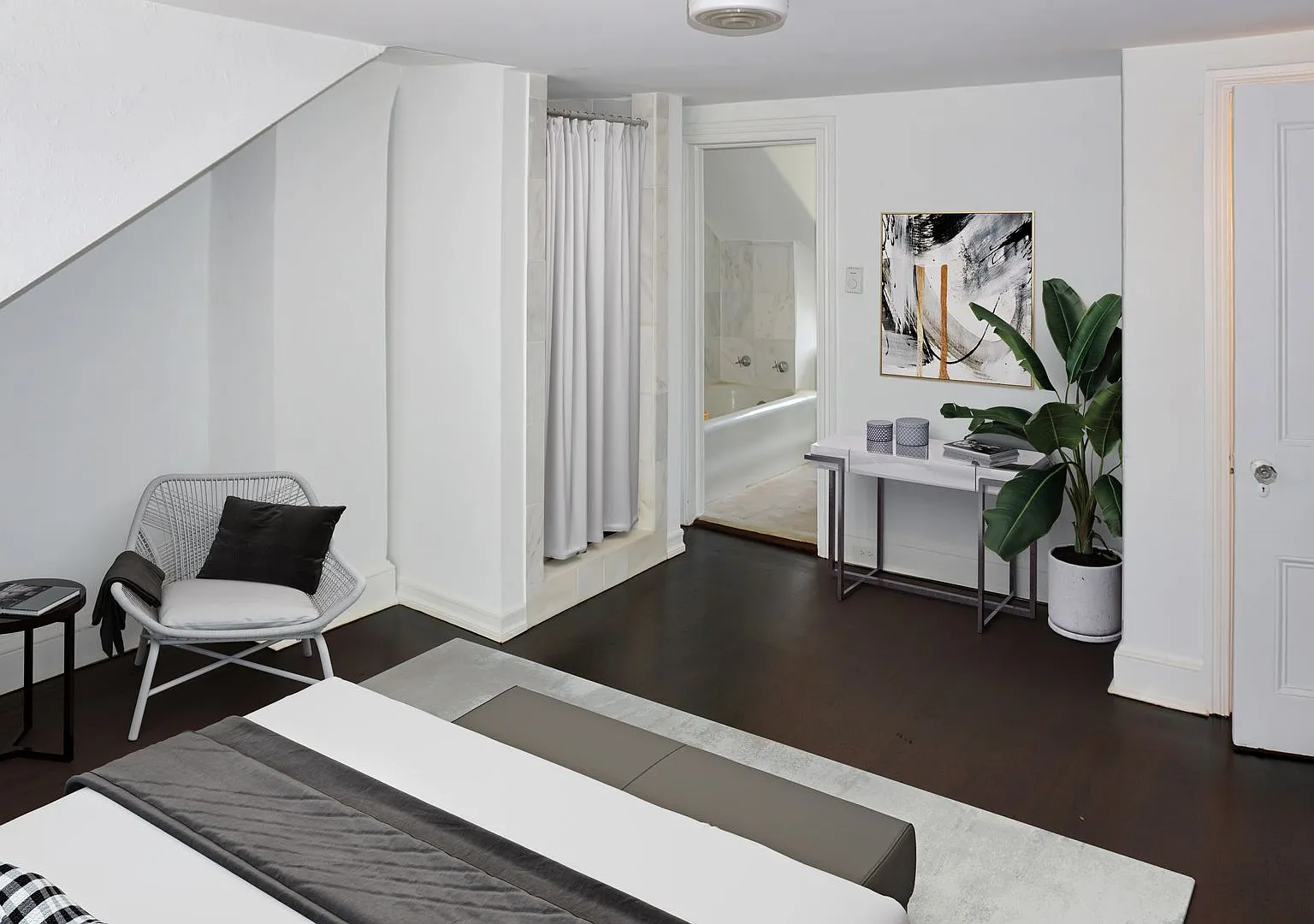 Updated 2 Bedroom, 1 Bathroom Apt in Berwyn! — Photo 1