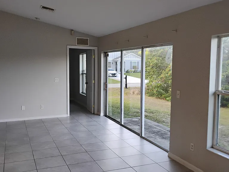 215 Portia St — Photo 4