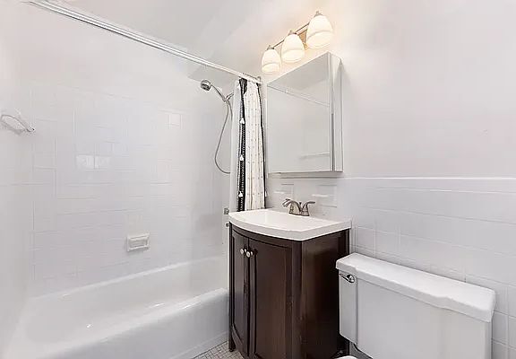 2nd image of 220 E 67th St APT 10B