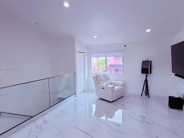 8033 Lake Dr APT 203, Doral, FL 33166