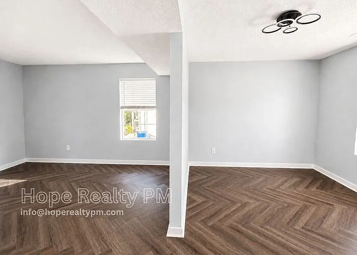 4 bed, 2.5 bath, 1900 sqft, $3,000 — Photo 4