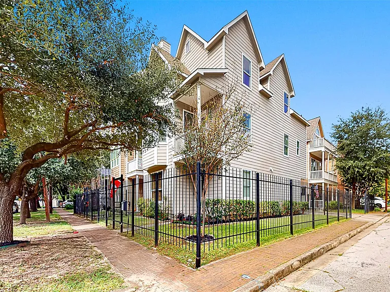 2104 State St — Photo 1