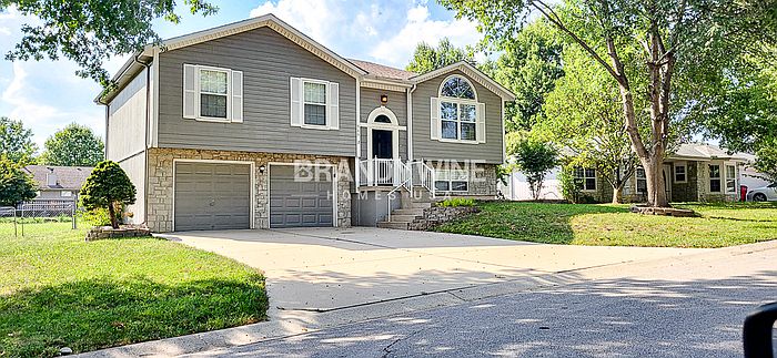 1st image of 906 SW Hereford Dr