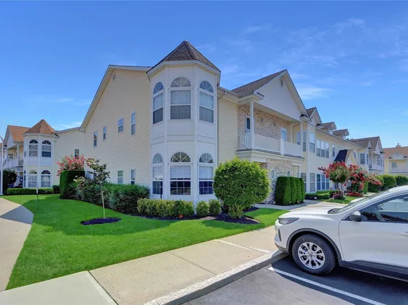 712 Narragansett Villas Drive #712, Lindenhurst, NY 11757