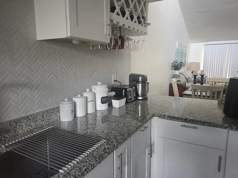 1432 SE Colchester Cir — Photo 5