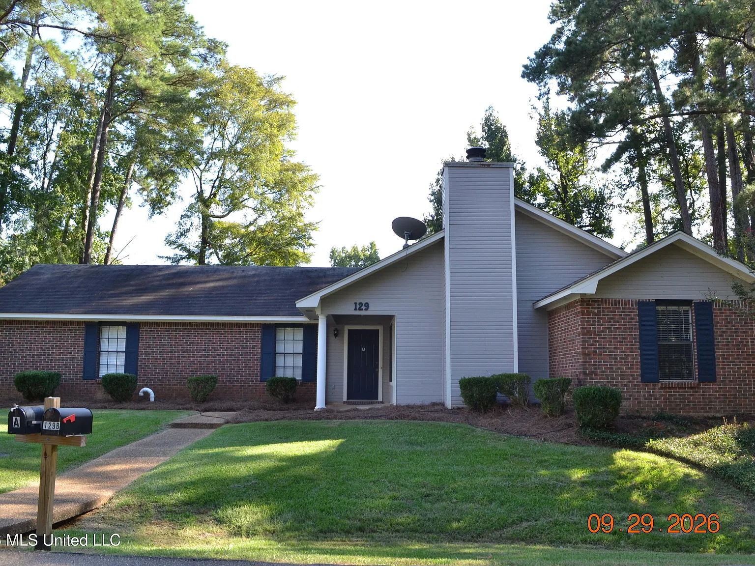 2 bed, 1.5 bath, 972 sqft, $1,300 — Photo 1