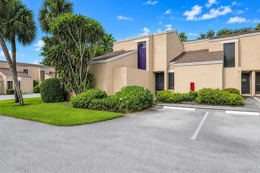 3 bed, 3.0 bath, 1500 sqft, $2,999 — Photo 1