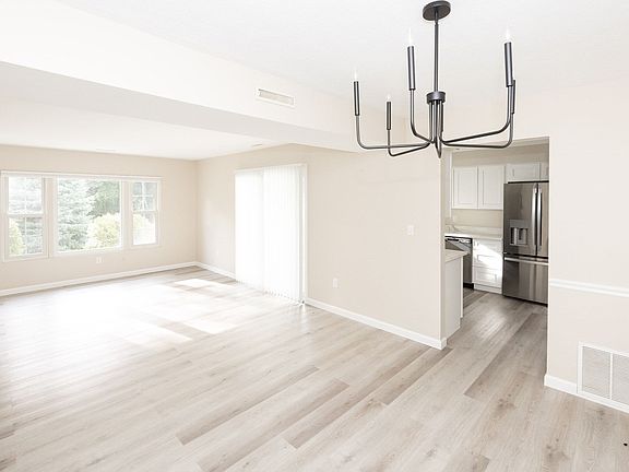 5th image of 701 Edgebrook Dr #701