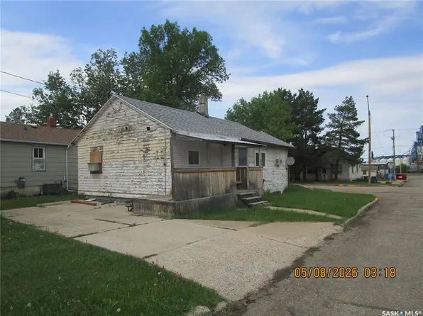 330 2ND AVENUE E, Assiniboia, SK S0H 0B0