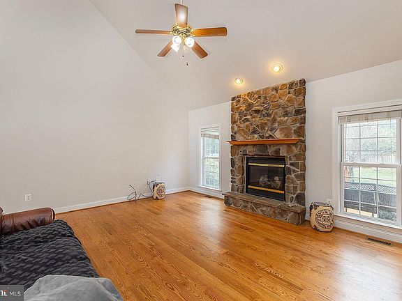 4th image of 138 Travis Ct