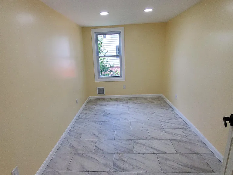 154 Ball St — Photo 2
