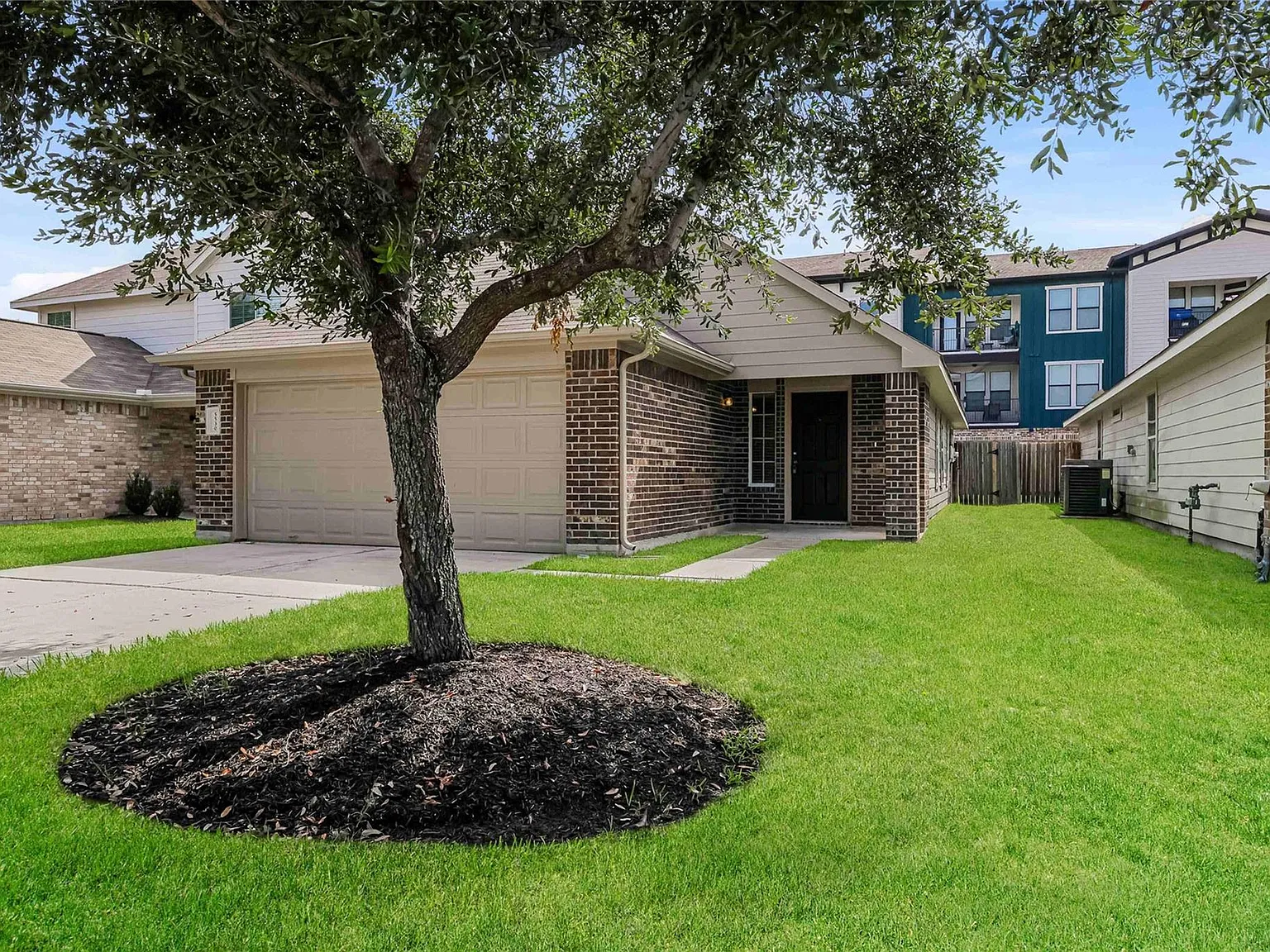 3 bed, 2.0 bath, 1307 sqft, $1,825 — Photo 3