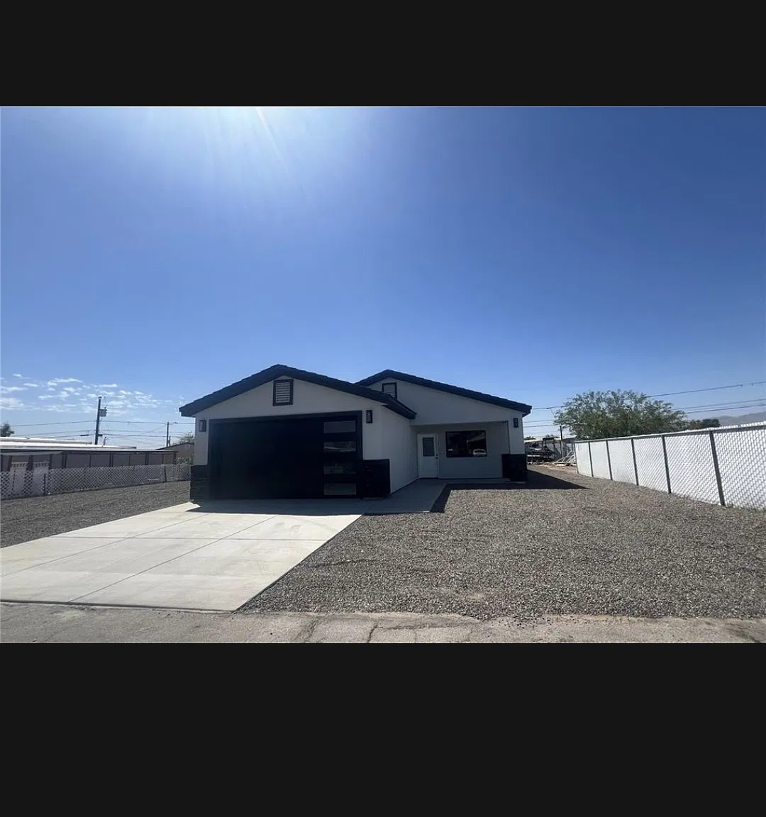 3 bed, 1452 sqft, $1,900 — Photo 1