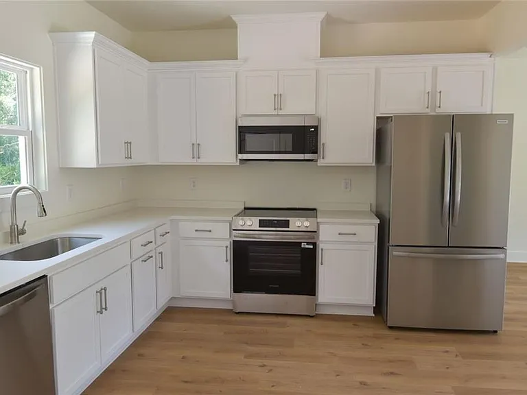 1070 Moreland Dr — Photo 12