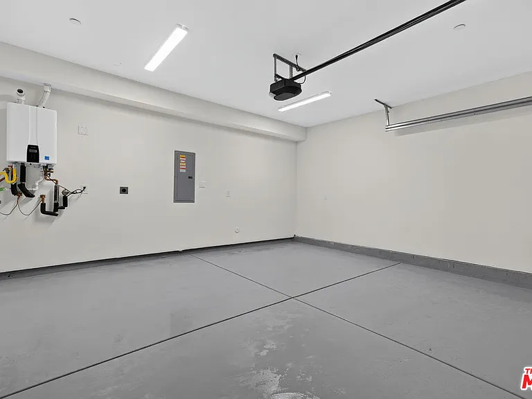 150 N Carondelet St — Photo 36