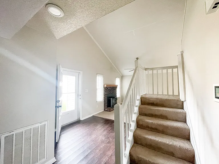916 Appleby Ct — Photo 4