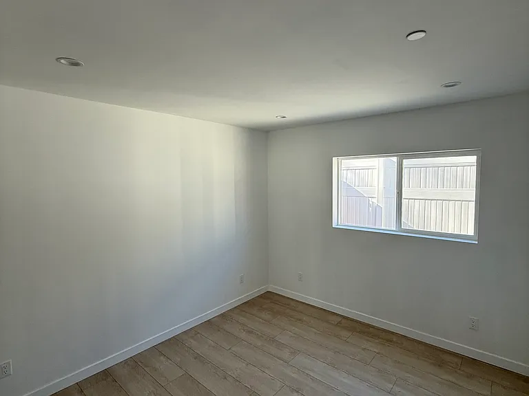 22026 Saticoy St #1/2 — Photo 5