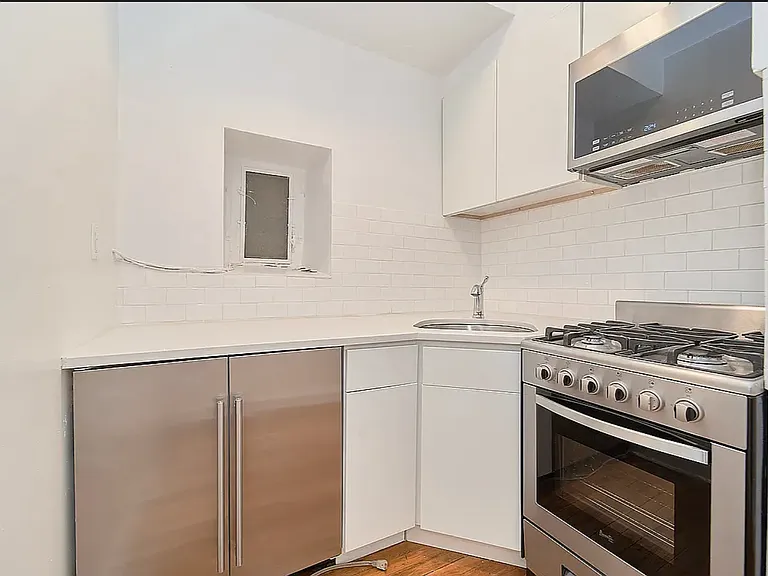 353 W 44th St #MCC — Photo 4