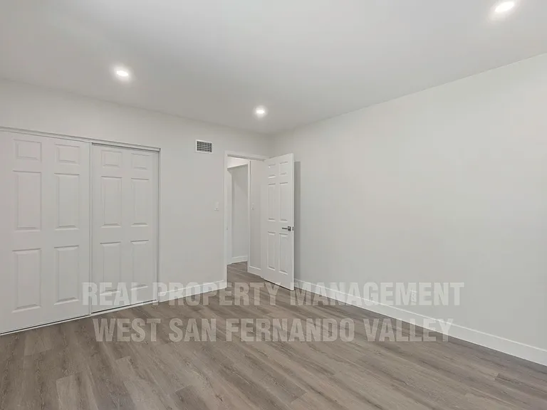 9801 Columbus Ave — Photo 34