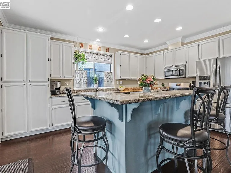 828 Hollowbrook Dr — Photo 5