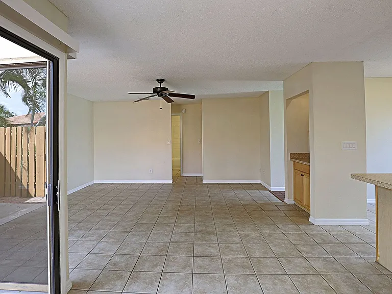 1420 Park Shore Cir #3 — Photo 11