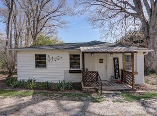 109 N Mapleton Dr, East Flat Rock, NC 28726