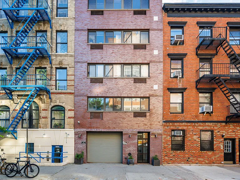 421 E 12th St #10 — Photo 9