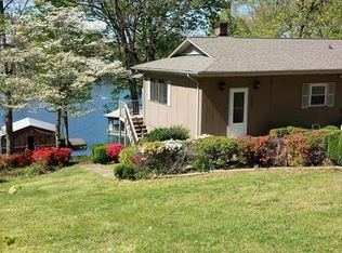 1222 Quiet Cove Ln, Hickory, NC 28601